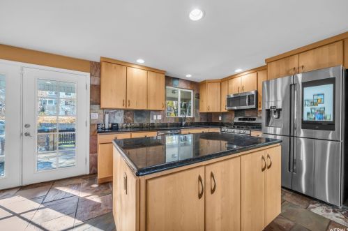 884 Spartan Dr, Sandy UT 84094-1811 exterior