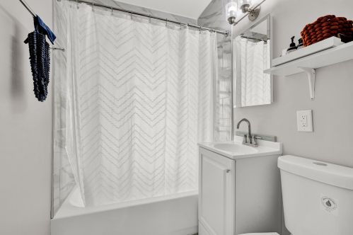 5504 33rd St, Milwaukee WI  53221-4026 exterior