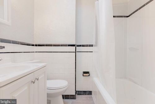 321 Mulberry St, Darby PA 19023-1718 exterior