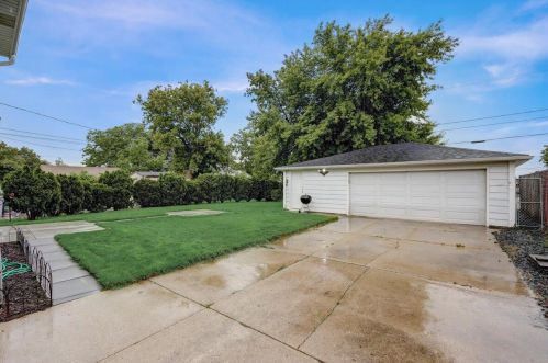 5826 14th St, Milwaukee WI 53221-5001 exterior