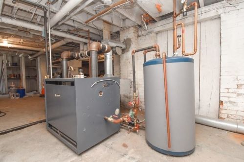 708 Chestnut St, Springfield MA 01103-1707 exterior