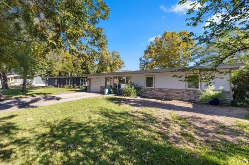 704 Crestland Dr, Austin TX  78752-1309 exterior