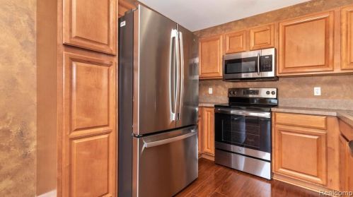 16855 Dover Dr, Northville MI 48168-6505 exterior