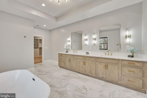 1422 Mayflower Dr, Mc Lean VA 22101-5615 exterior