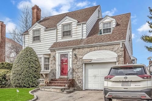 195 Munro Blvd, Valley Stream, NY 11581-3439
