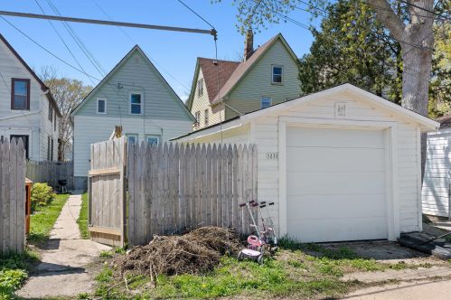 3232 Booth St, Milwaukee WI  53212-2136 exterior