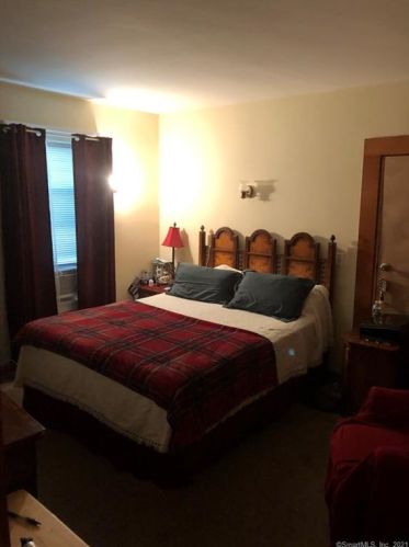 8 Ave, Derby CT 06418-1619 exterior