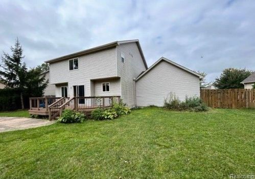 1021 Tartan Ln, Walled Lake, MI 48390-2286