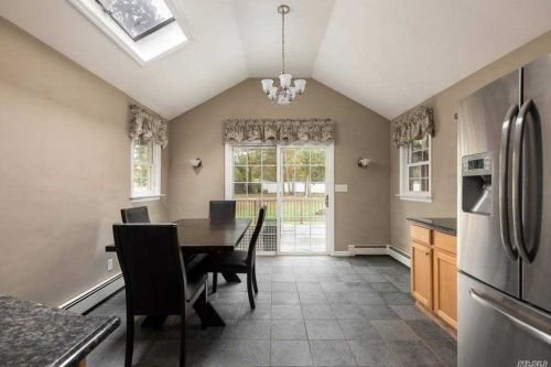 670 Locust Ave, Bohemia NY 11716-2144 exterior