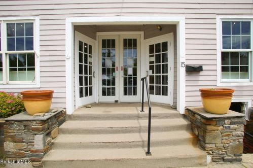 15 Franklin St, Lenox MA 01240-2304 exterior