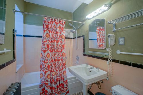 1028 Juneau Ave, Milwaukee WI 53202-2933 exterior