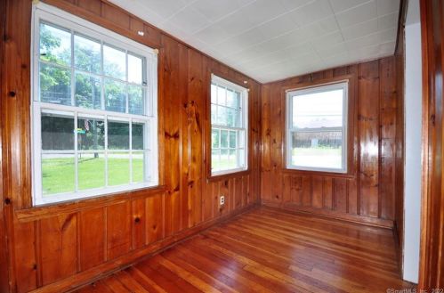 184 St, Windsor CT 06095-2412 exterior