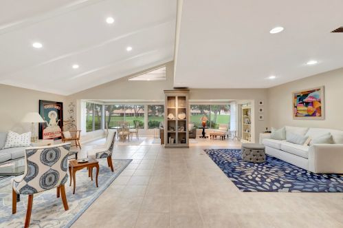 24 Gln Dr, Boynton Beach FL 33436-6208 exterior