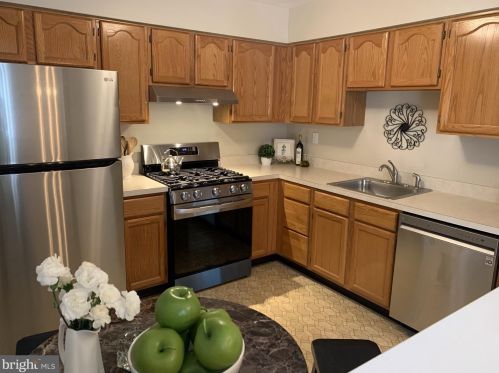 10 Heritage St, Trenton, NJ 08628-4110