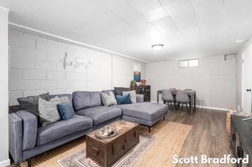 1317 Northlawn St, Grand Rapids MI 49505-3867 exterior