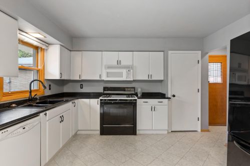 4907 26th St, Milwaukee, WI 53221-2939