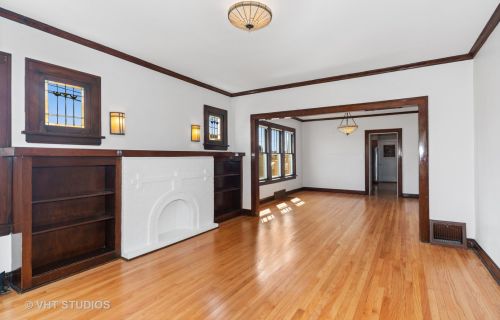 296 Oakland Grv, Elmhurst, IL 60126-3054