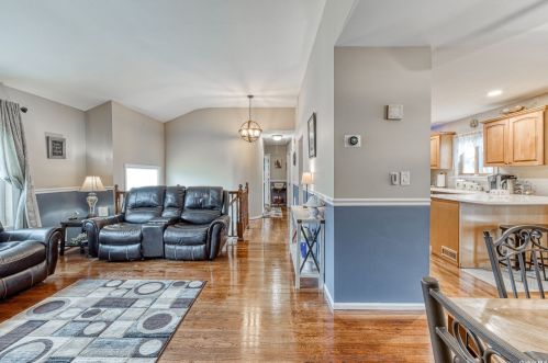 8 Linda Ln, Babylon NY exterior