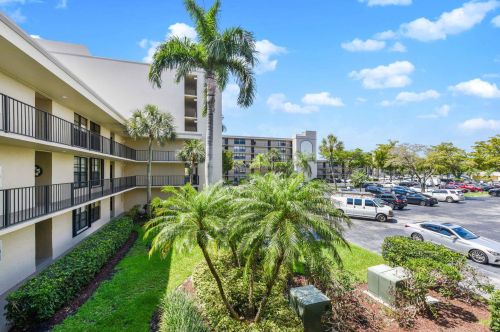 6 Royal Palm Way, Boca Raton FL 33432-7818 exterior