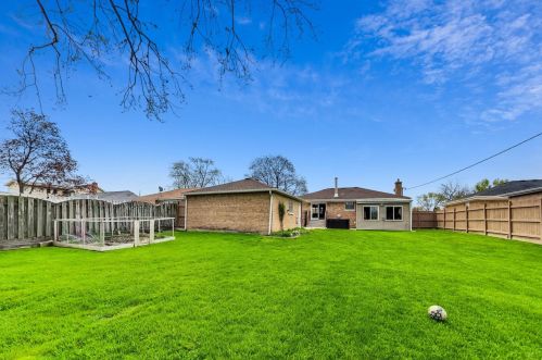 8236 Berwyn Ave, Chicago IL 60656-1455 exterior