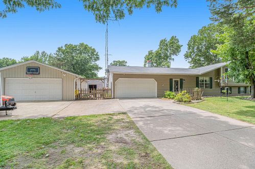 1132 Blossom Dr, Three Rivers, MI 49093-1006