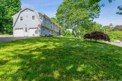 11 Colonial Dr, North Haven CT 06473-1238 exterior