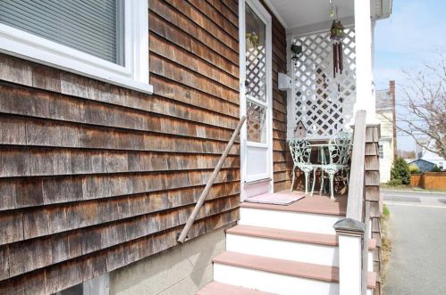 135 Gibbs Ave, Middletown RI 02840-2258 exterior