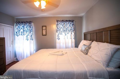 4521 Hicks St, Philadelphia PA 19146-4820 exterior