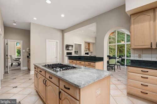 9821 Avenel Farm Dr, Rockville MD  20854-5414 exterior