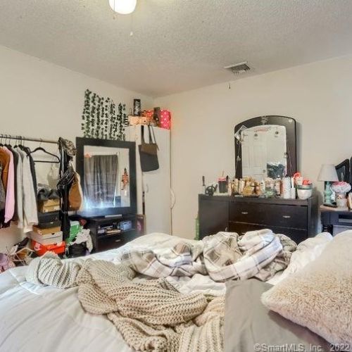 271 Gln St, New Britain CT 06051-2572 exterior