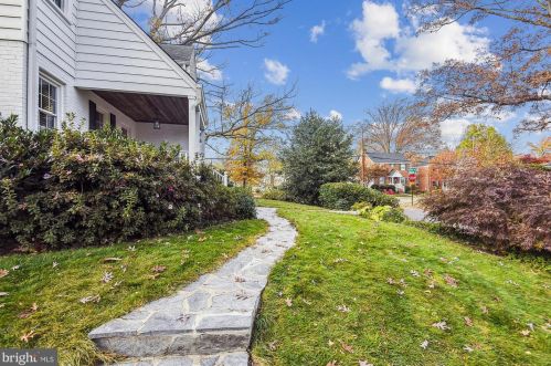 1612 Oakcrest Dr, Alexandria VA 22302-2337 exterior