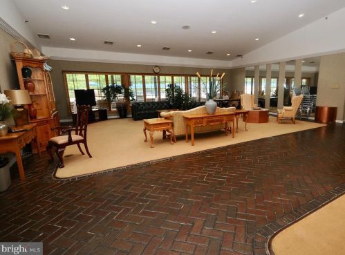 5 Meadowwood Ct, Columbus NJ 08022-1026 exterior