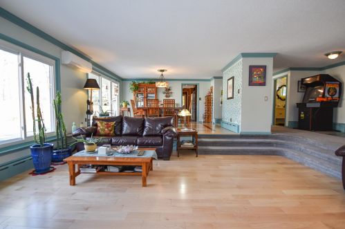 214 Dover Point Rd, Dover NH 03820-4635 exterior