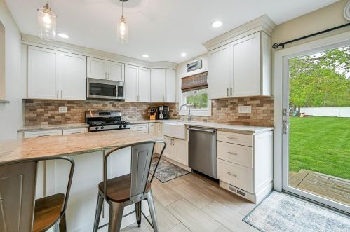 14 Laurel Ln, Commack NY 11725-4110 exterior