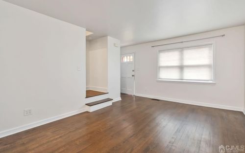 8 Roosevelt Ct, Metuchen NJ 08840-1426 exterior