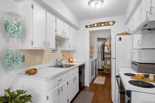 2149 Park Pl Dr, Walled Lake MI 48390-2555 exterior