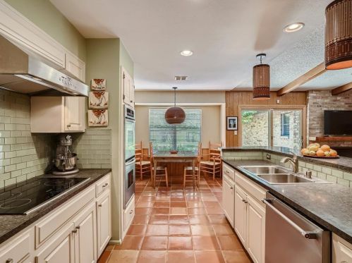 2700 Dunbarton Dr, Austin TX 78723-2235 exterior