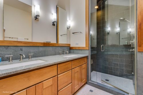 5533 Dorchester Ave, Chicago IL 60637-1720 exterior