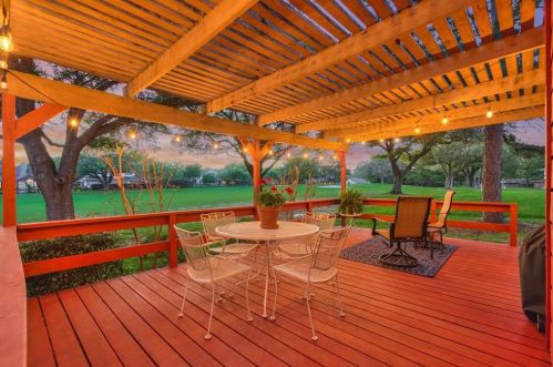 102 Golfview Dr, Montgomery TX 77356-8804 exterior