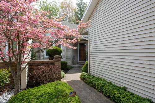 2242 Meadowglen Dr, Grand Rapids, MI 49505-7143