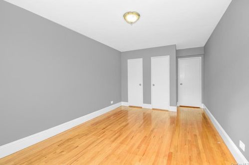 4320 Van Cortlandt Park, Bronx NY  10470-1952 exterior