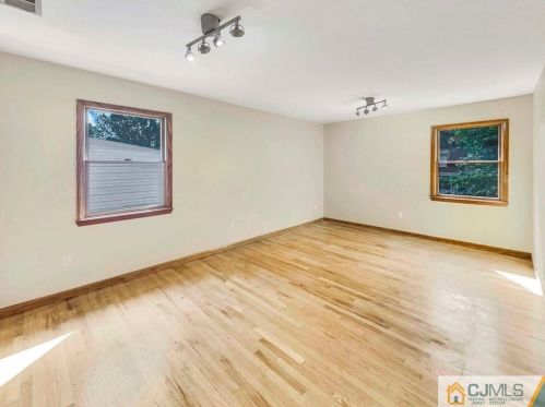 37 Carpenter Pl, Metuchen NJ 08840-2521 exterior