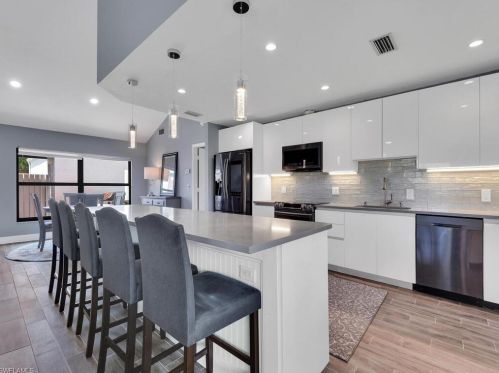 762 Reef Pt Cir, Naples FL 34108-8776 exterior