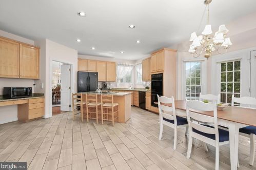 10907 Lamplighter Ln, Rockville MD 20854-2763 exterior