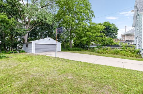 1525 82, Milwaukee WI 53222-2935 exterior