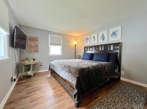 4 Crescent Rd, Edison NJ  08817-4125 exterior