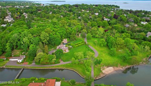 33 Mdw Wood Dr, Greenwich CT 06830-7023 exterior