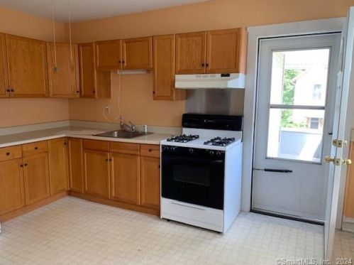 106 Smith St, Derby CT 06418-1243 exterior