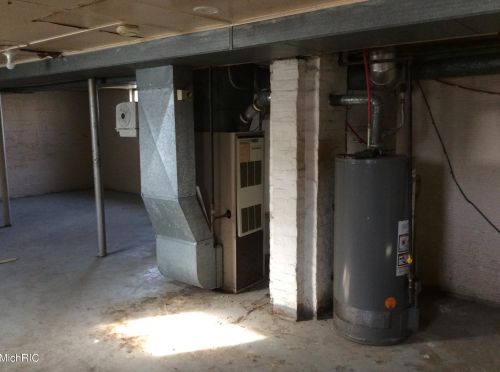 210 Hackley Ave, Meskegon MI 49444-1060 exterior