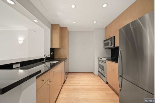 3101 City Pl, Edgewater NJ  07020-3145 exterior